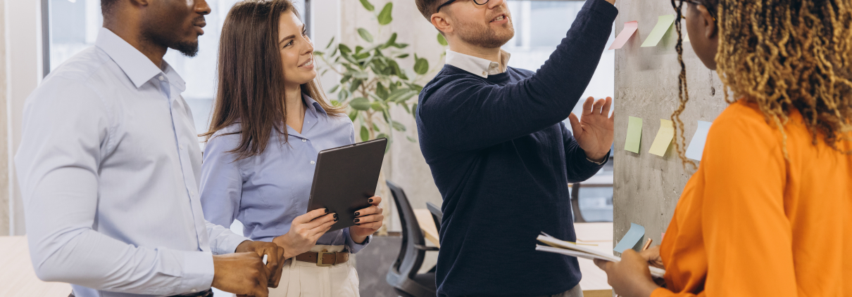 Agiles Team bei der Zusammenarbeit mit Haftnotizen für Projektplanung und Ideenmanagement